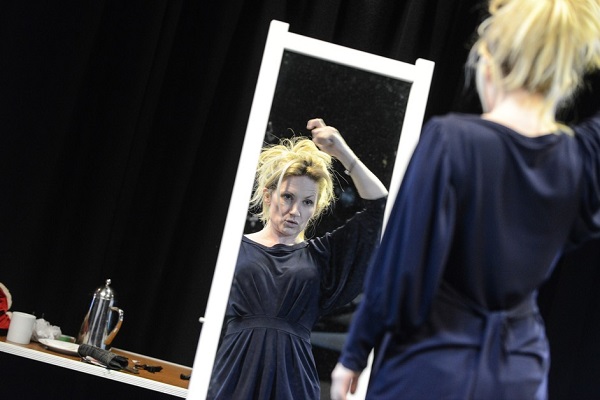 600px x 400px - Amateur Girl by Amanda Whittington (2014) - A Theatre Review - Twiggy Twiggy